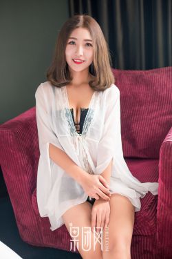 美女露出粉嫩小奶头在视频18禁